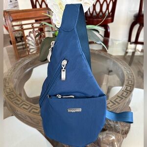💙💙BAGGALLINI MINI NAVY BLUE NYLON SLING BAG/BACKPACK BAG!💙💙